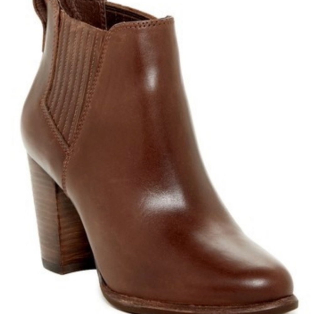Ugh Leather Bootie with heel